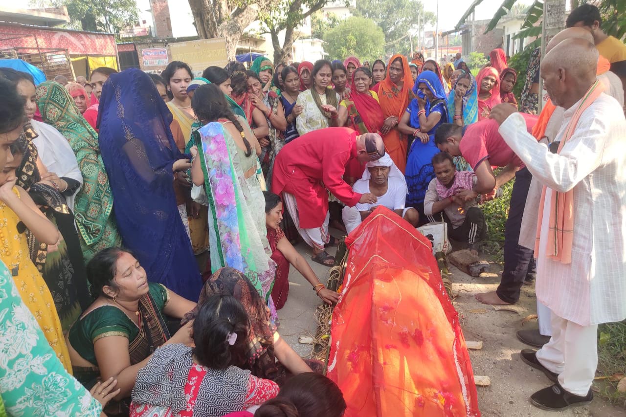 यूपी पुलिस के जवान का कैंसर से निधन, पनियरा में हुआ अंतिम संस्कार, क्षेत्र में शोक की लहर