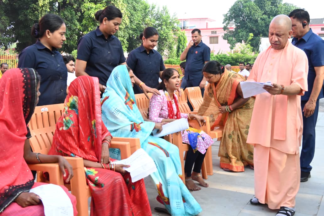 मुख्यमंत्री योगी आदित्यनाथ ने गोरखनाथ मंदिर में लगाया जनता दरबार, सुनीं फरियादियों की समस्याएं