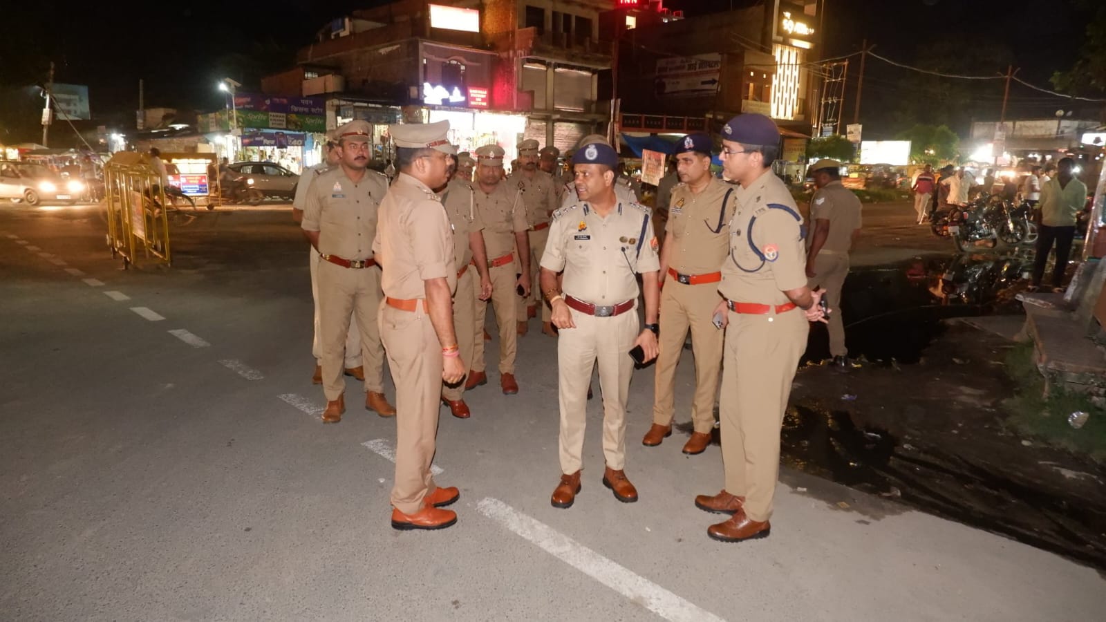 गोरखपुर डीआईजी व एसपी सिटी उतरे सड़कों पर, पैदल मार्च कर यातायात व्यवस्था का लिया जायजा
