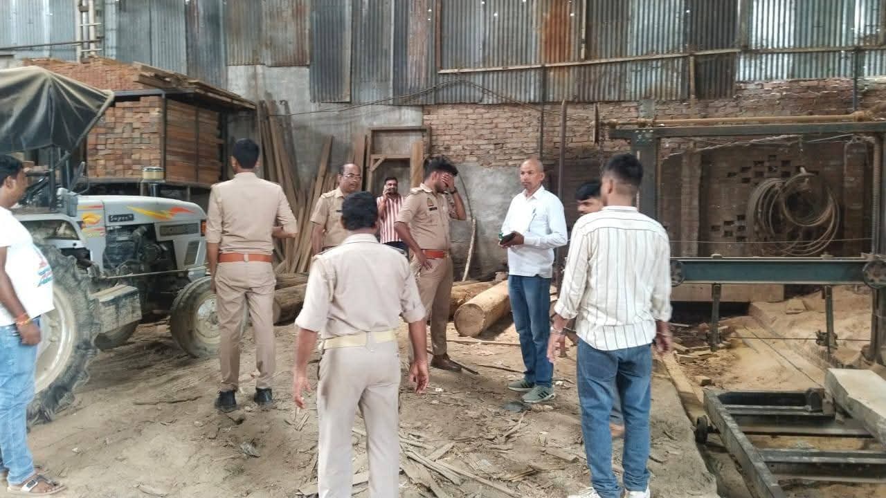 खलीलाबाद में वन विभाग की बड़ी कार्रवाई, तीन जिलों के संयुक्त टीम की छापेमारी, आरा मशीन सीज