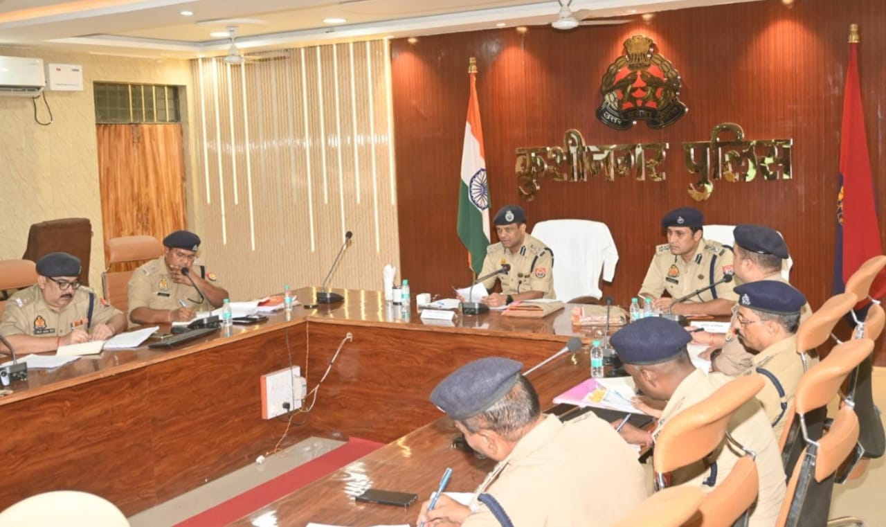 Kushinagar News: पुलिस की समीक्षा बैठक में लिए गए अहम फैसले, त्यौहारों को शांतिपूर्ण ढंग से मनाने के दिए गए निर्देश
