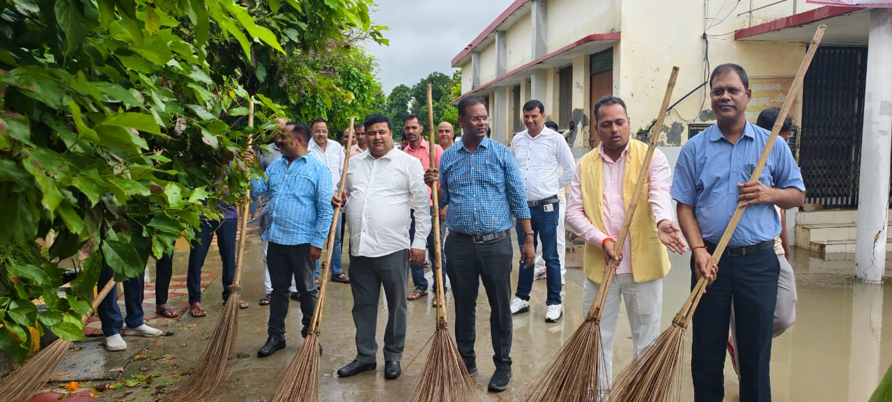 पनियरा में स्वच्छता ही सेवा अभियान की शुरुआत, ब्लॉक प्रमुख ने बीडीओ संग मिलकर की परिसर की साफ-सफाई