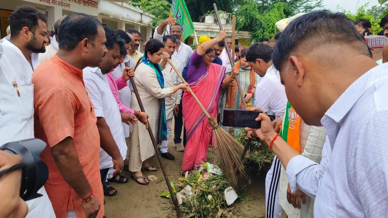 PM Modi के जन्मदिन पर सेवा और स्वच्छता का जोरदार उत्सव, प्रभारी मंत्री संग विधायकों ने लगाया झाड़ू