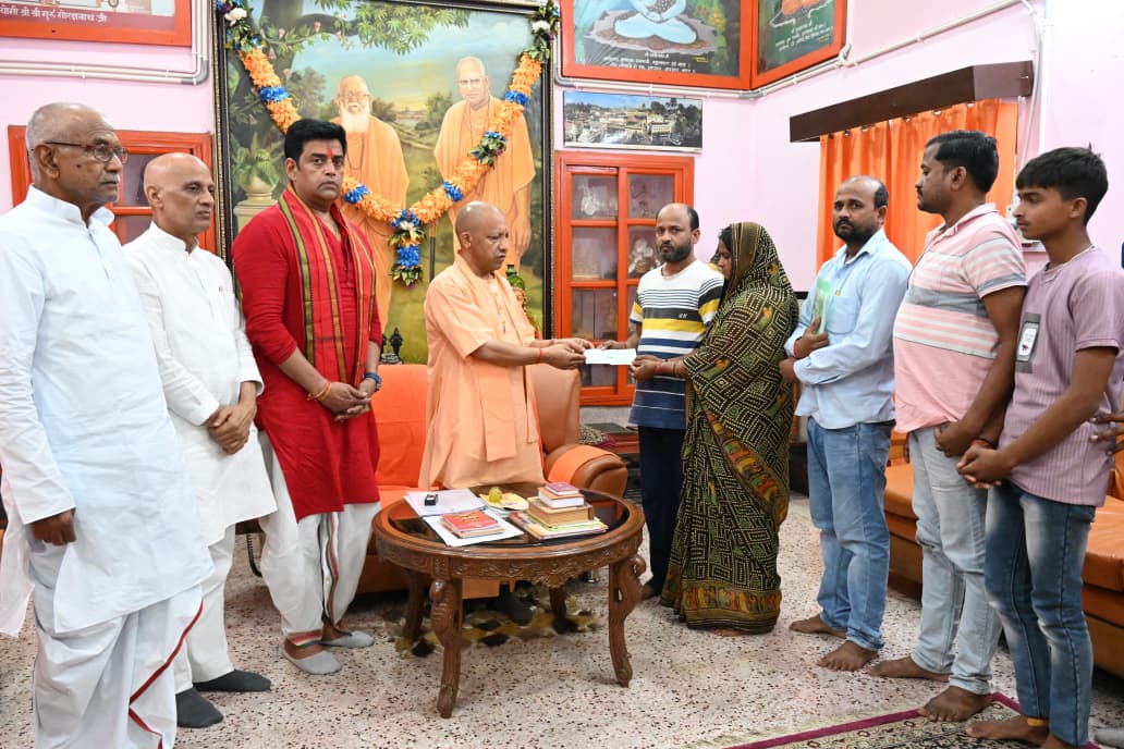 NEET छात्र हत्याकांड: सीएम योगी ने दीपक गुप्ता के परिजनों से की मुलाकात, दी 5 लाख रुपए की आर्थिक सहायता