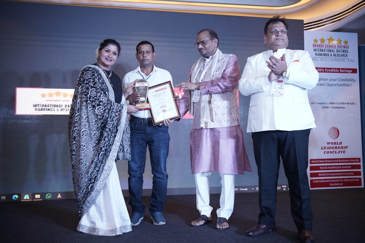 UP News: डॉ. कमलेश कुमार को मुंबई में मिला इंटरनेशनल बेस्ट टीचर अवार्ड 2025