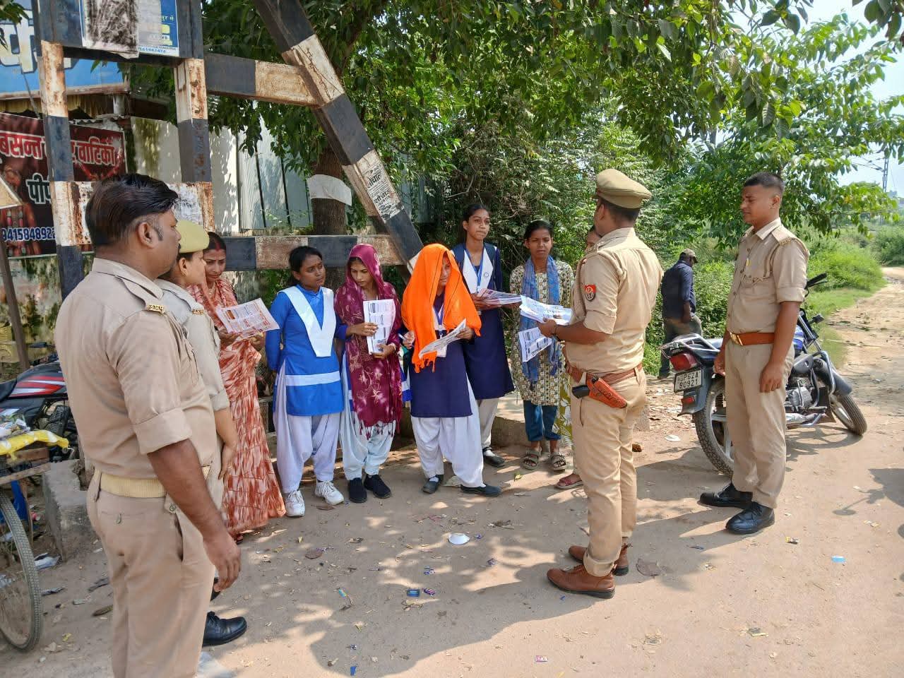 Mission Shakti 5.0: पीपीगंज के बापू इंटर कॉलेज में मिशन शक्ति के तहत छात्राओं को किया गया जागरूक