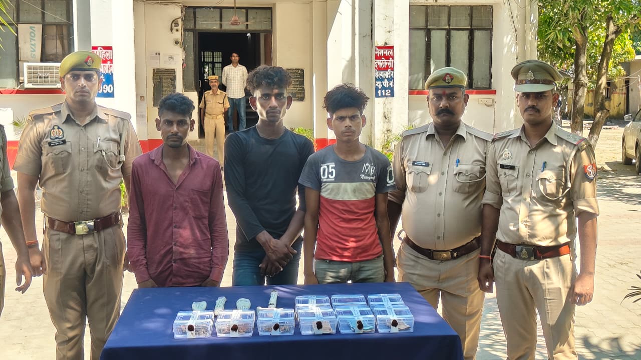 कुशीनगर पुलिस ने किया चोरी की बड़ी वारदात का खुलासा, 2 लाख के माल संग 3 शातिर चोर गिरफ्तार