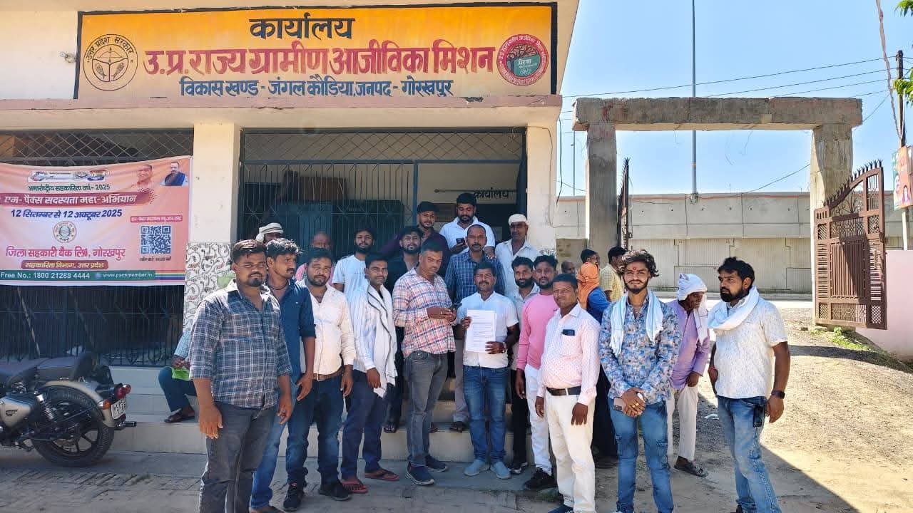 Gorakhpur: प्रतापपुर व शेरपुर चमराह ग्राम पंचायतों की जन समस्याओं को लेकर युवाओं ने सौंपा ज्ञापन