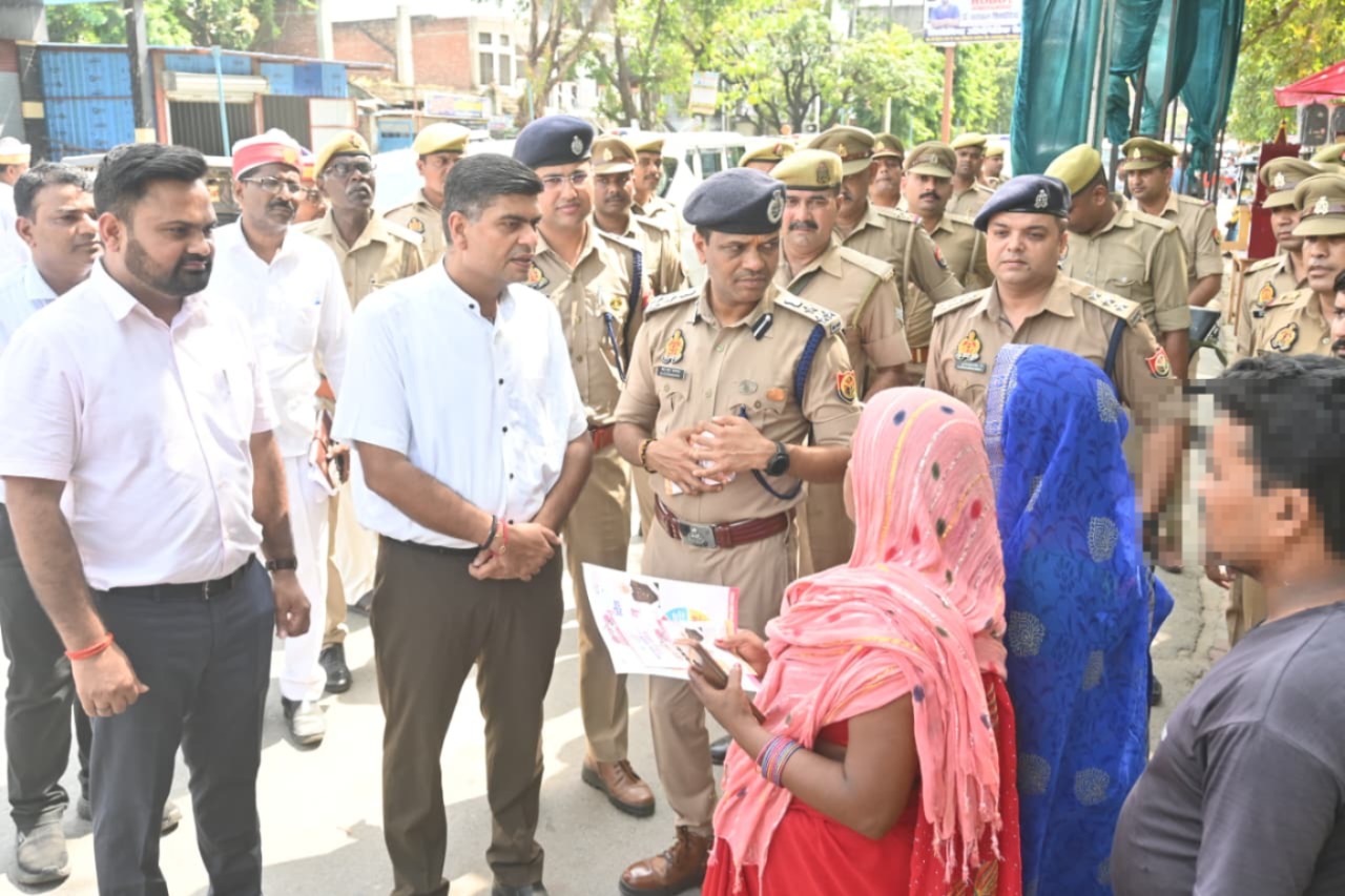 नवरात्रि त्यौहार को लेकर कसया में मण्डलायुक्त व डीआईजी ने किया पैदल गश्त, महिलाओं को किया जागरूक