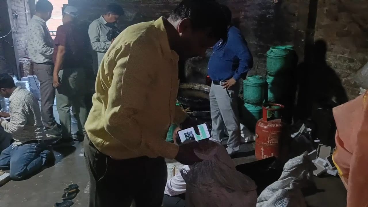 गोरखपुर में त्योहार से पहले फूड विभाग की बड़ी कार्रवाई, 6 कुंतल मिठाई नष्ट, जानिए पूरा अपडेट