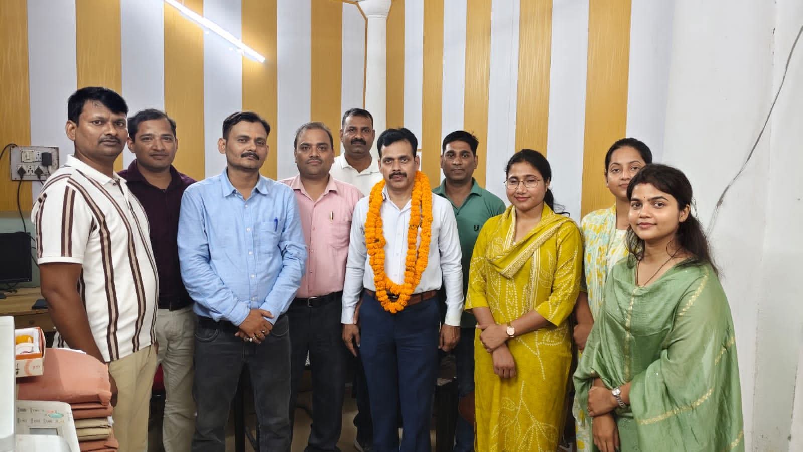 गोरखपुर से स्थानांतरित प्रभारी एसआई जयशंकर दुबे को साथियों ने दी भावभीनी विदाई