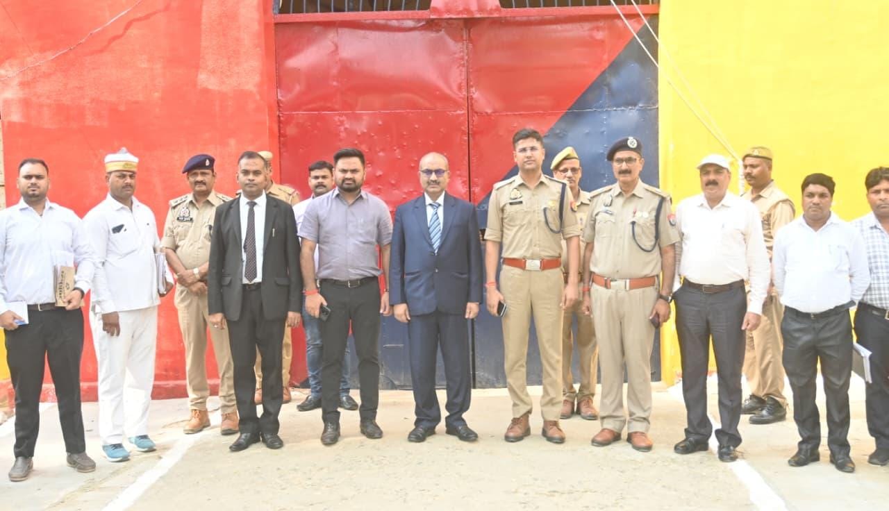 जिला जज कुशीनगर ने जिलाधिकारी और एसपी के साथ किया जिला कारागार देवरिया का आकस्मिक निरीक्षण, कैदियों की सुनी समस्याएं