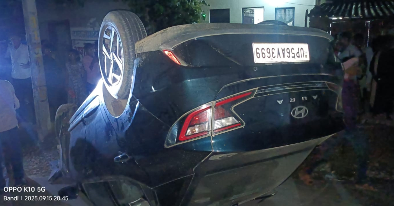 Accident in Maharajganj: तेज रफ़्तार कार अनियंत्रित होकर पलटी, एयरबैग ने बचाई जान, जानिए ताजा अपडेट