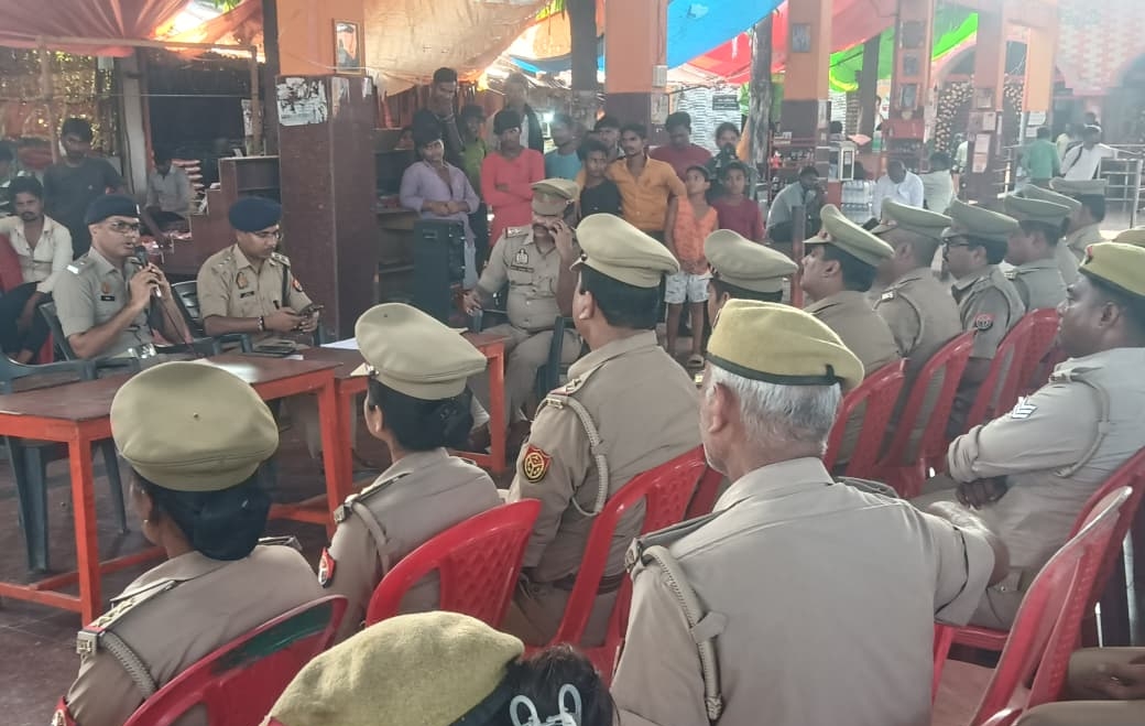 नवरात्रि 2025: लेहड़ा देवी मंदिर में सुरक्षा के पुख्ता इंतजाम, एएसपी महराजगंज ने की पुलिस ब्रीफिंग