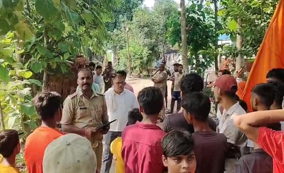 Maharajganj News: धार्मिक झंडा लेकर जा रहे युवकों पर टिप्पणी से मचा बवाल, पुलिस ने संभाली स्थिति