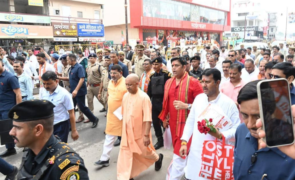 CM in Gorakhpur: जीएसटी रिफॉर्म जागरूकता अभियान को लेकर सीएम योगी उतरे सड़कों पर, दुकानदारों और ग्राहकों से सीधा संवाद