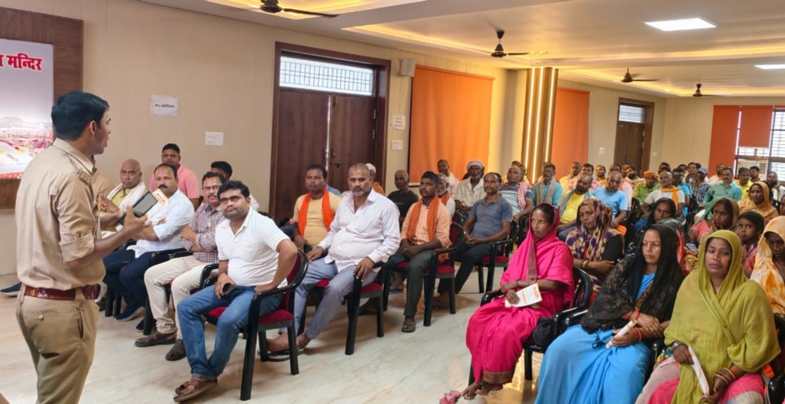 पनियरा में महिला सशक्तिकरण अभियान के तहत छात्राओं व महिलाओं को हेल्पलाइन नंबरों की दी गई जानकारी