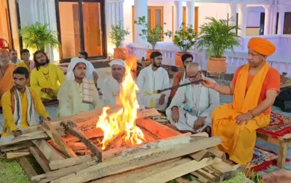 VIDEO: गोरखनाथ मंदिर में महानिशा पूजन, मुख्यमंत्री योगी आदित्यनाथ ने की लोकमंगल की प्रार्थना, हवन के साथ पूर्ण हुआ नवरात्र अष्टमी का अनुष्ठान