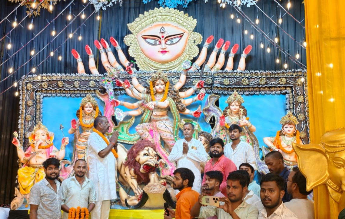 पनियरा में वैदिक मंत्रोच्चार के बीच मां दुर्गा प्रतिमा का हुआ अनावरण, श्रद्धालुओं की उमड़ी भीड़
