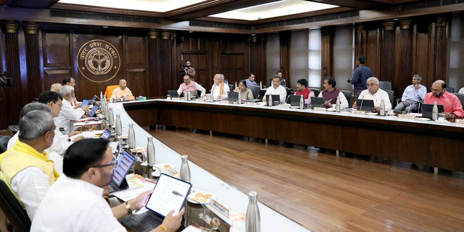 योगी कैबिनेट के बड़े फैसले: आउटसोर्स कर्मियों की सीधी भर्ती