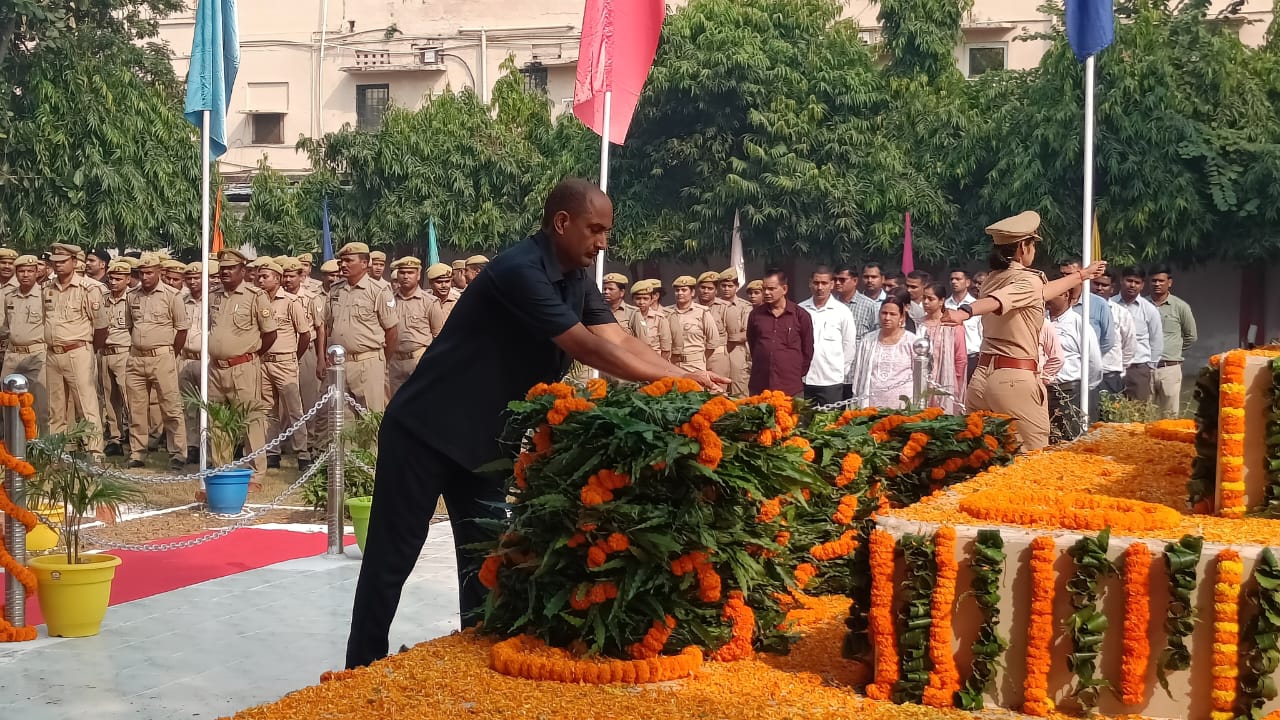 पुलिस स्मृति दिवस पर शहीदों को नमन, एडीजी जोन गोरखपुर, डीआईजी रेंज व एसएसपी ने दी श्रद्धांजलि