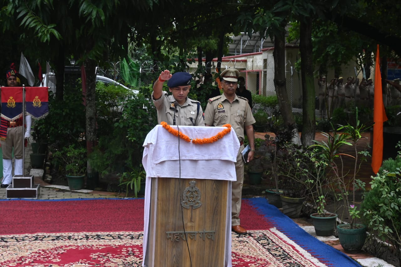 गांधी-शास्त्री जयंती पर महराजगंज पुलिस लाइन में विशेष समारोह, एसपी ने दिलाई एकता और कर्तव्यपालन की शपथ