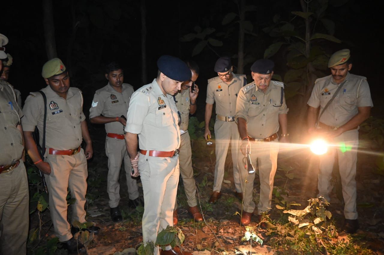 महराजगंज में जला शव मिलने से हड़कंप, एसपी ने संभाली जांच की कमान, फॉरेंसिक टीम जुटी साक्ष्य जुटाने में