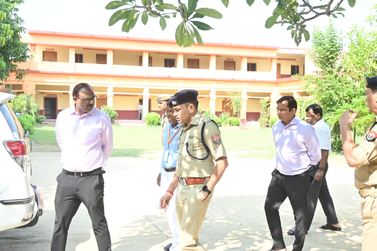 महराजगंज में DM और SP ने किया PCS प्रारंभिक परीक्षा केंद्रों का निरीक्षण, सुरक्षा व्यवस्था पूरी तरह दुरुस्त