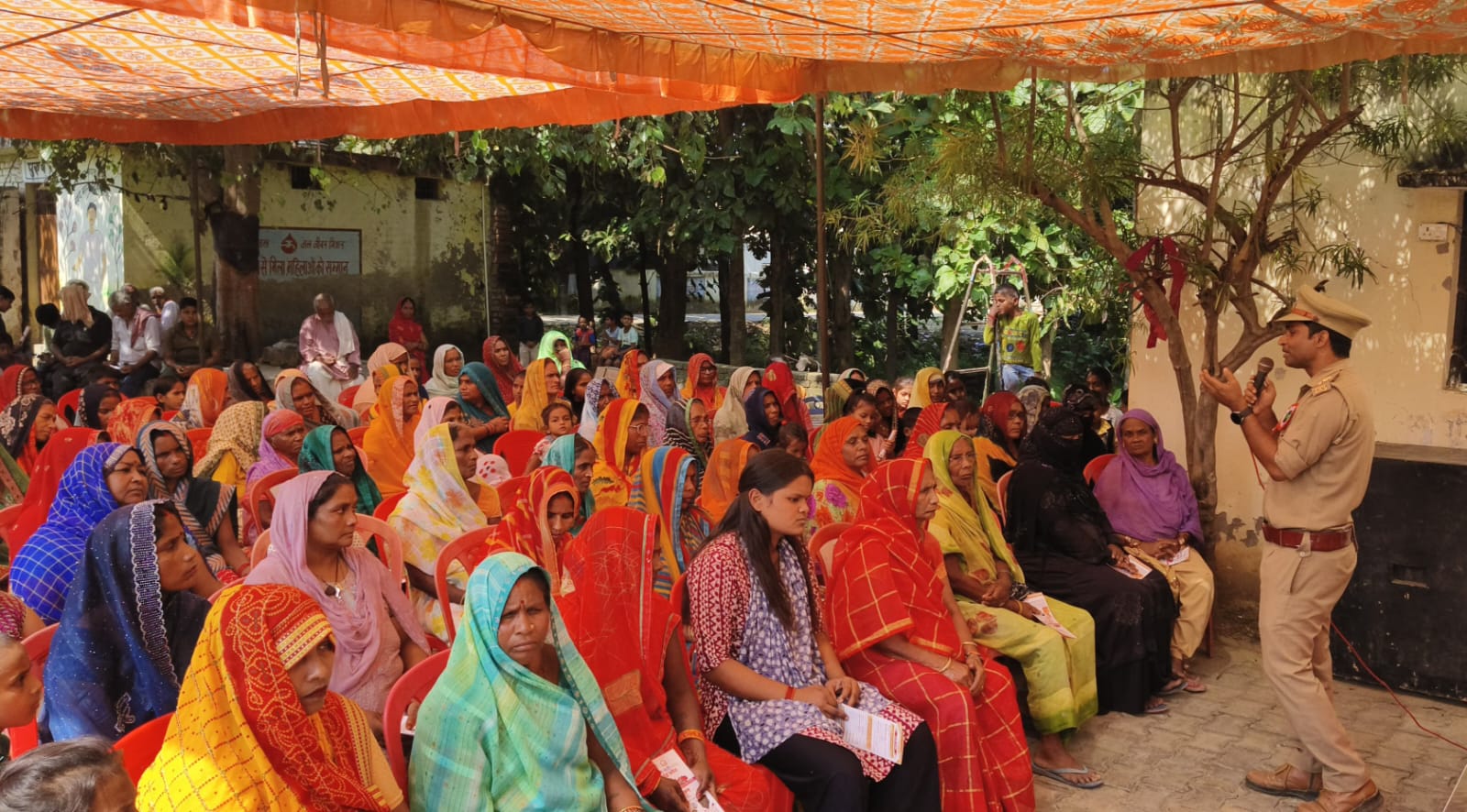 Maharajganj News: पनियरा के रुदलापुर में ‘मिशन शक्ति’ की गूंज, उपनिरीक्षक जय प्रकाश यादव ने महिलाओं को किया जागरूक