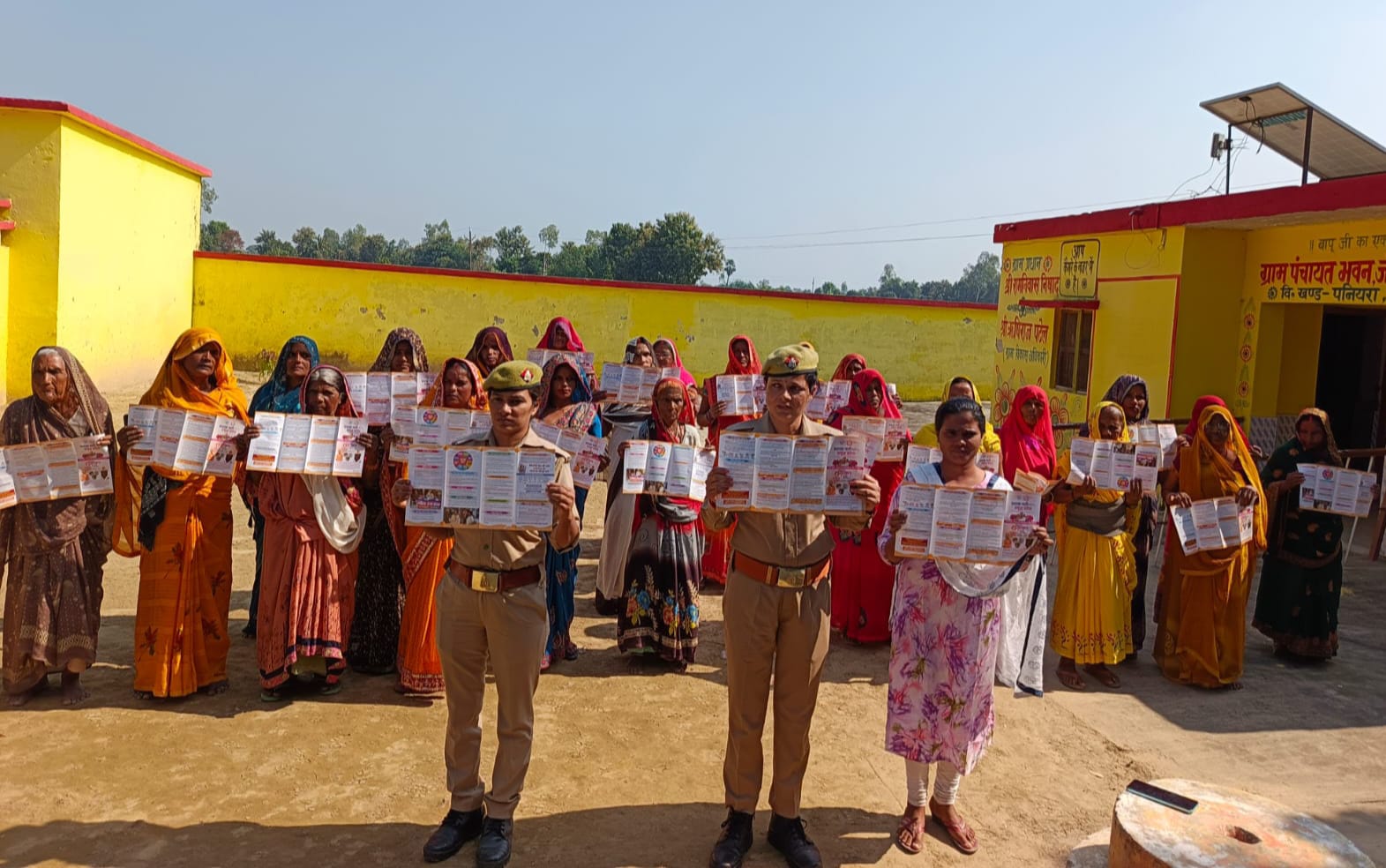 Mission Shakti 5.0: पनियरा में मिशन शक्ति के तहत महिलाओं को किया गया जागरूक, पुलिस ने सिखाए आत्मरक्षा के उपाय