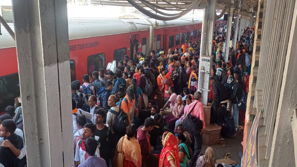 Indian Railways: छठ पर रेल यात्रियों की बढ़ी मुश्किलें, लोग रद्द करा रहे अपनी टिकट, जानिए इसके पीछे का कारण