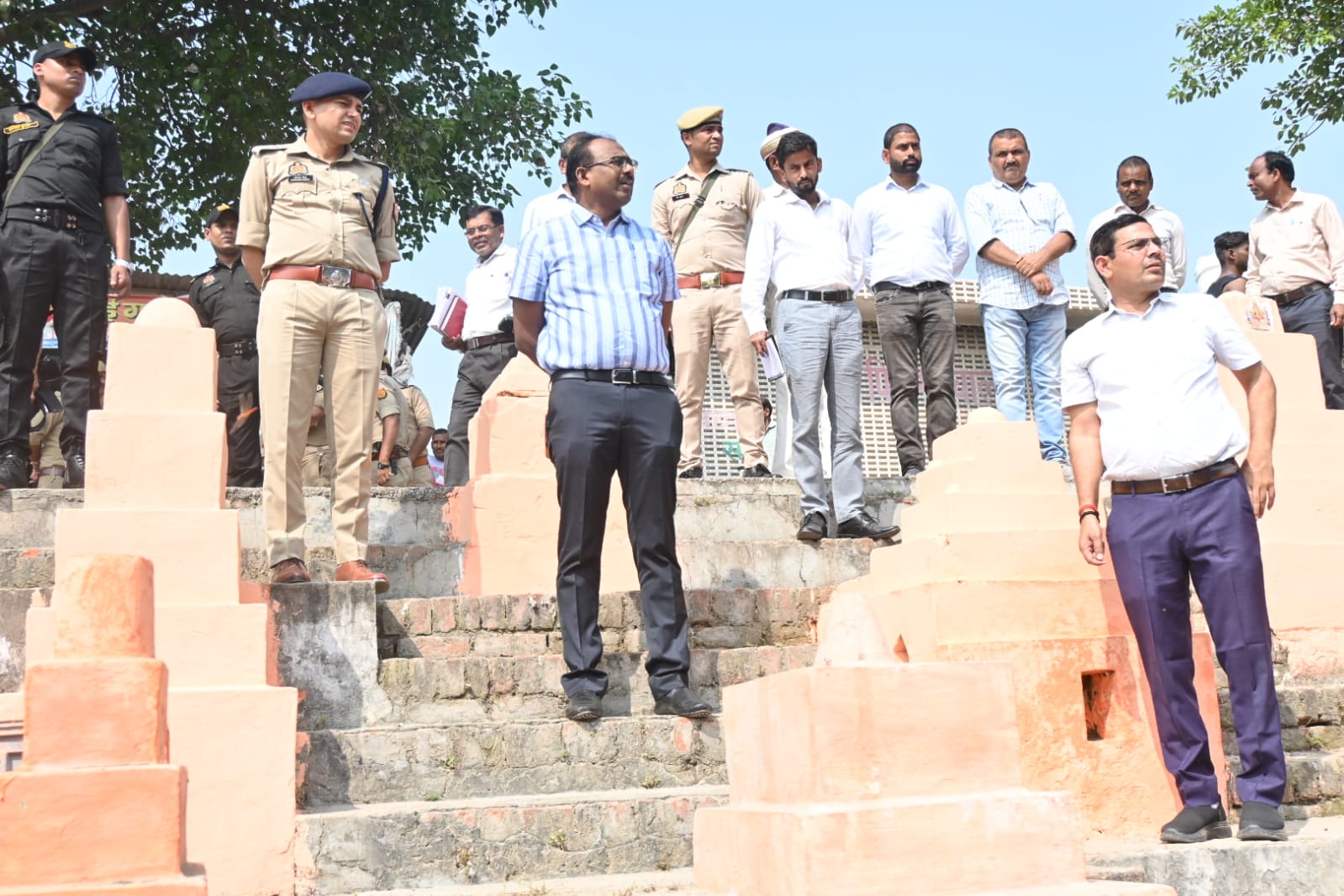 Maharajganj: छठ पूजा को लेकर प्रशासन सक्रिय, जिलाधिकारी और पुलिस अधीक्षक ने किया छठ घाटों का निरीक्षण