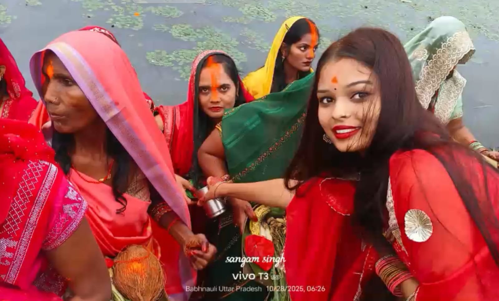 पनियरा में उगते सूर्य को अर्घ्य देकर छठी व्रतियों ने पूरा किया व्रत, उमड़ी भारी भीड़, गूंजा “छठी मईया की जय”