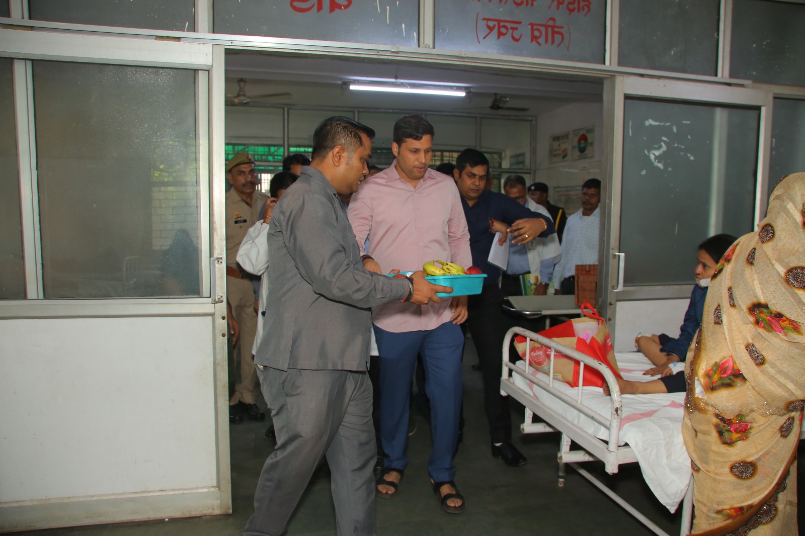 Gaziabad News: लौहपुरुष सरदार पटेल की जयंती पर जिलाधिकारी ने मरीजों को बांटे फल, अस्पताल की व्यवस्थाओं पर जताई नाराजगी