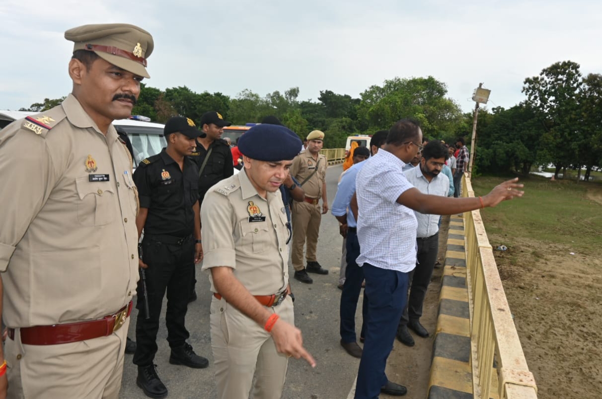 मूर्ति विसर्जन को लेकर  डीएम-एसपी ने किया शिवालय पोखरा का निरीक्षण, सुरक्षा को लेकर दिए गए खास निर्देश