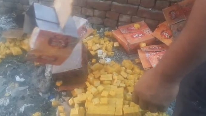 चौरीचौरा और सहजनवा में फूड विभाग की छापेमारी से हड़कंप, 260 किलो एक्सपायर सोनपापड़ी नष्ट, 40 कुंतल रिफाइंड तेल सीज
