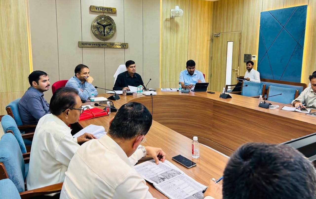 Gorakhpur News: परियोजनाओं की समीक्षा बैठक में भड़के मण्डलायुक्त, धीमी प्रगति पर लगाई कड़ी फटकार, जानिए पूरा अपडेट