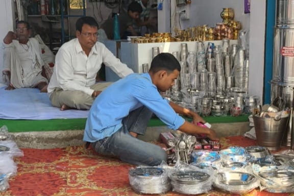 Dhanteras: पनियरा में धनतेरस पर सजी रौनक, सोना-चांदी और बर्तनों की खरीदारी में जुटे लोग