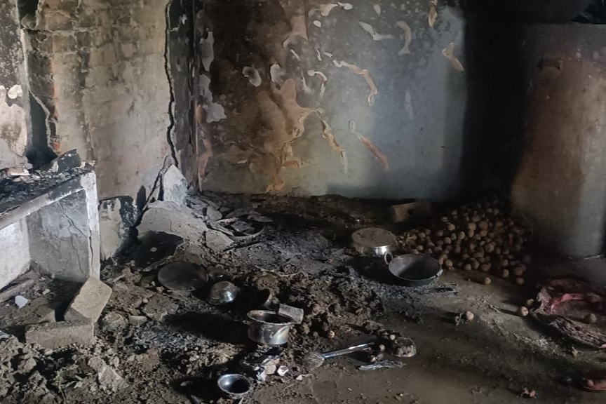 Maharajganj News: शॉर्ट सर्किट से लगी आग में घर पूरी तरह जलकर राख, दीपावली पर टूटा दुखों का पहाड़