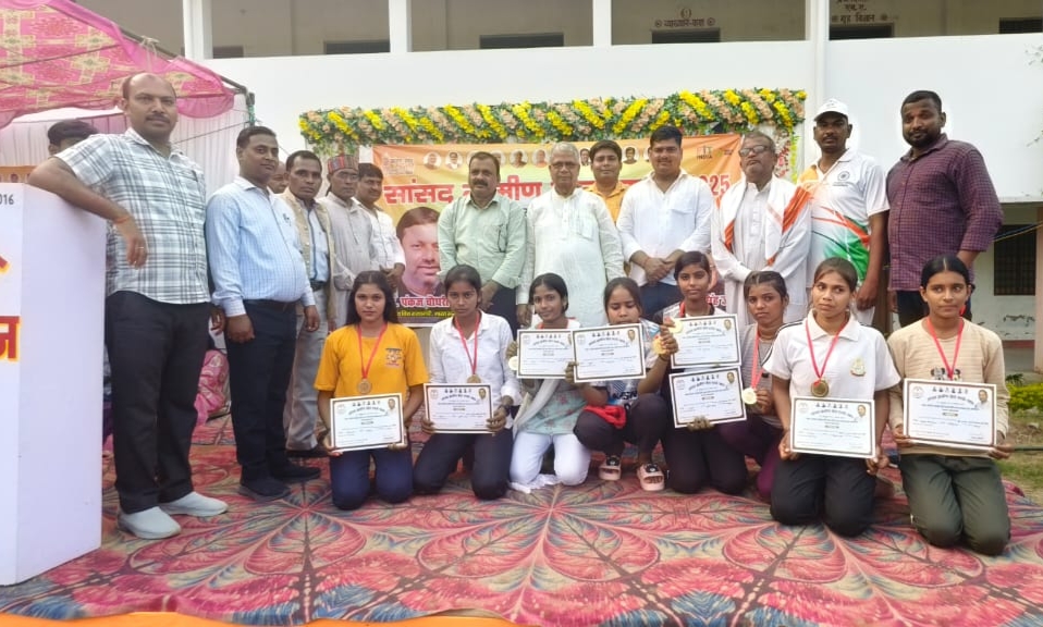 पनियरा में सांसद ग्रामीण खेल स्पर्धा का भव्य समापन, युवा खिलाड़ियों ने दिखाया जोश, विधायक ने बढ़ाया हौसला