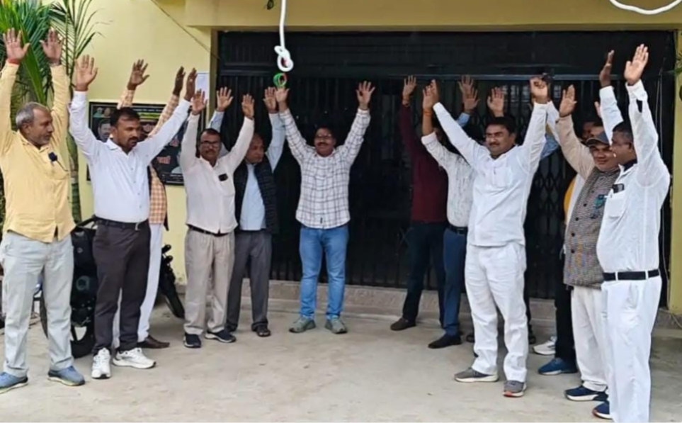 परतावल BDO के खिलाफ़ प्रधानों ने खोला मोर्चा, कमीशनखोरी का आरोप, ब्लॉक गेट पर जोरदार प्रदर्शन