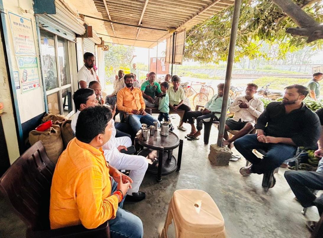 गरीब परिवार के घर में आग लगने से हुआ भारी नुकसान, युवा नेता निर्भय सिंह ने पहुंचकर दी मदद, लोगों ने की सराहना