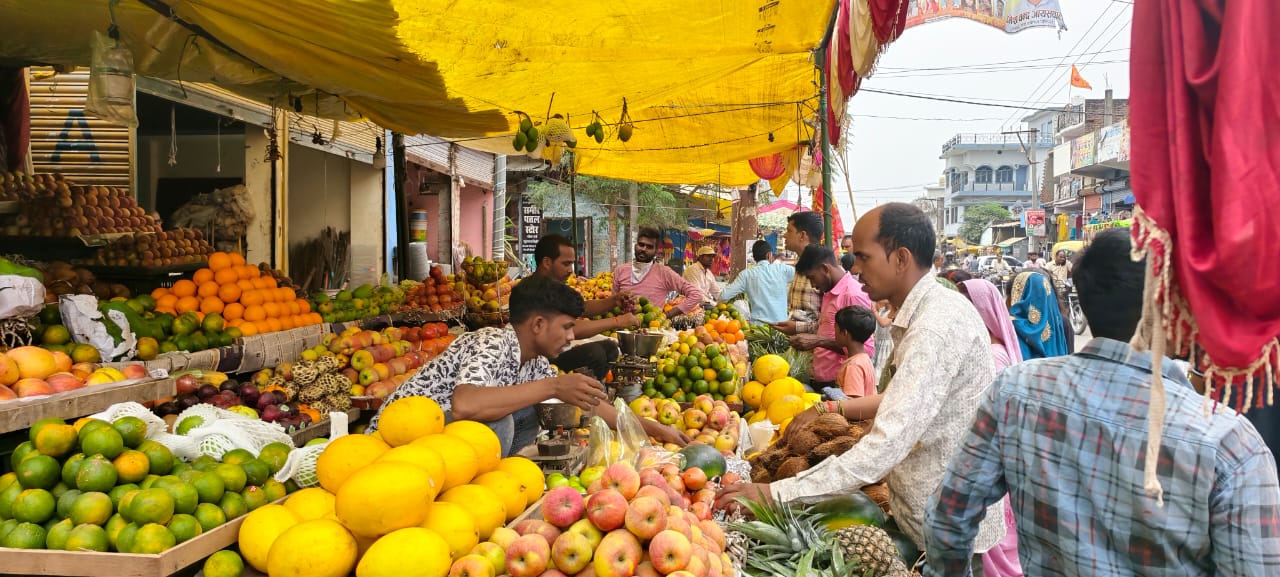 पनियरा में छठ पर्व की धूम, बाजारों में उमड़ी भारी भीड़, पूजा सामग्री की जोरदार खरीददारी, देखिए तस्वीरें