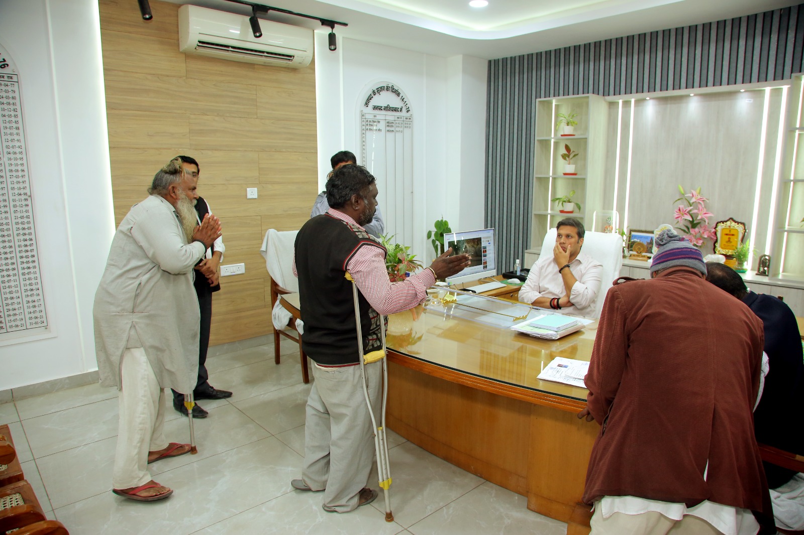 Ghaziabad News: जनसुनवाई में डीएम की सख्त चेतावनी: “भूमाफिया और प्रदूषण फैलाने वालों पर होगी ताबड़तोड़ कार्रवाई”