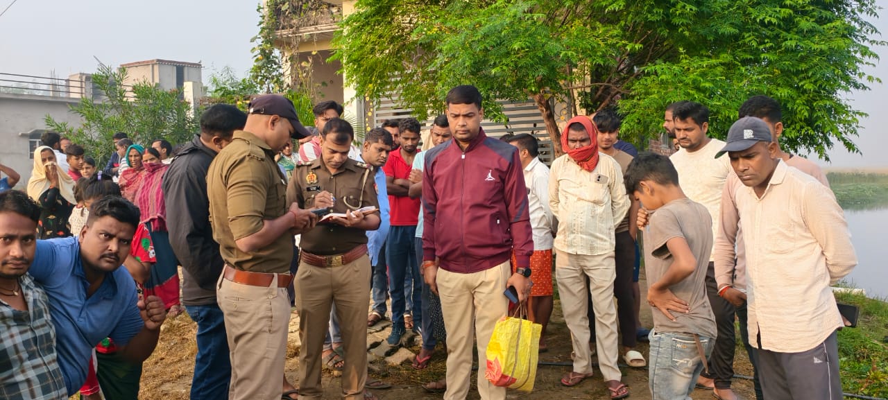 Maharajganj News: पोखरे में अज्ञात महिला का शव मिलने से हड़कंप, हाथ में “SANJANA” लिखा धागा बन रहा रहस्य