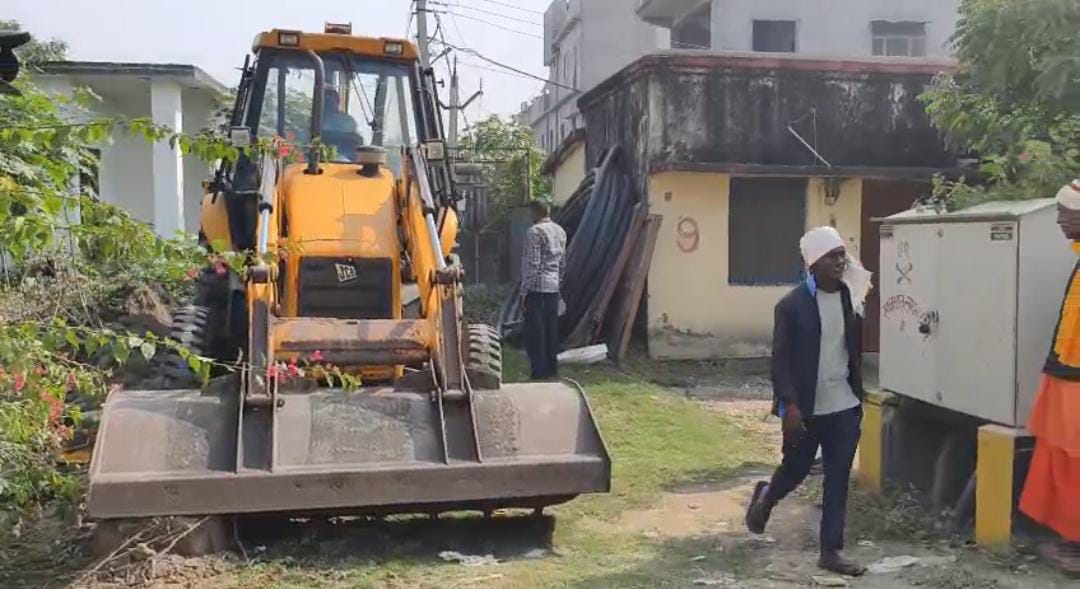 पनियरा में सरकारी भवनों पर चला बुलडोजर, अफसरों में खलबली… कोर्ट के आदेश ने बदल दिया पूरा माहौल