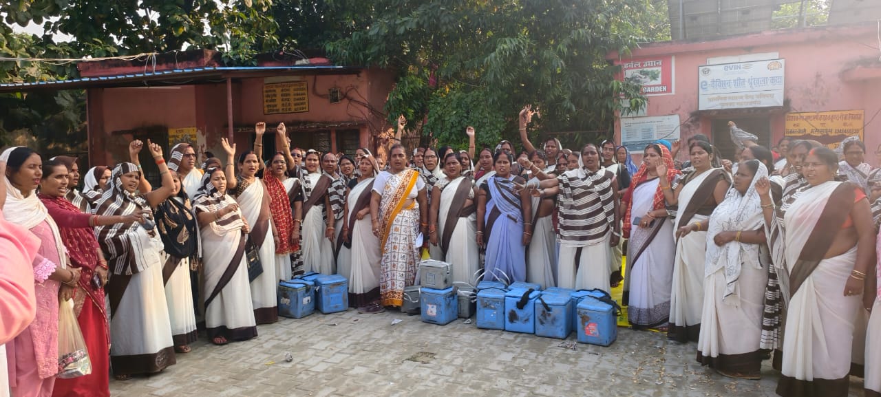 सरकार के खिलाफ आशाओं का मोर्चा, आठ सूत्रीय मांगों को लेकर पनियरा में छठवें दिन भी जारी कार्य बहिष्कार