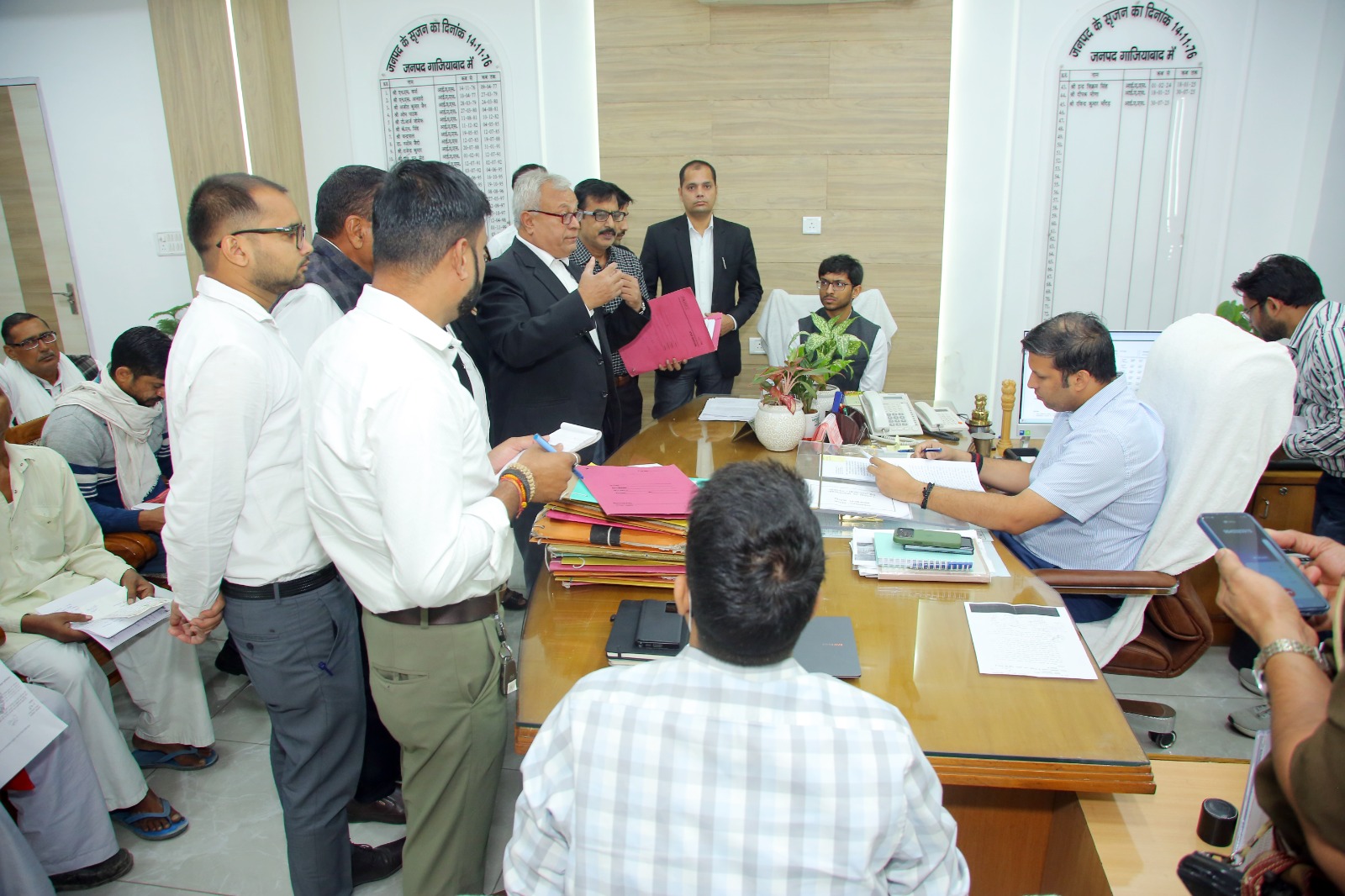 Gaziabad News: जनसुनवाई कार्यक्रम में जिलाधिकारी का सख्त संदेश, भू-माफियाओं पर एफआईआर, शिकायतों के गुणवत्तापूर्ण निस्तारण के निर्देश