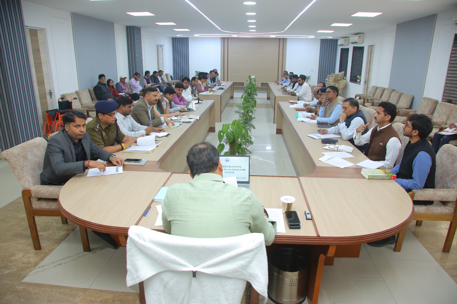 गाजियाबाद में 400 के पार पहुंचा AQI, लागू हुई ग्रेप की स्टेज-3, जानिए क्या बोले डीएम