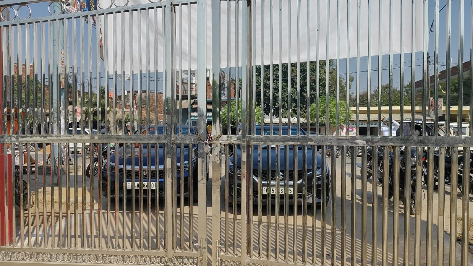 Maharajganj News: ब्लॉक परिसर में विवादित भूमि पर फिर टकराए आदेश और हकीकत! कोर्ट अमीन लौटे खाली हाथ, जानिए पूरा मामला